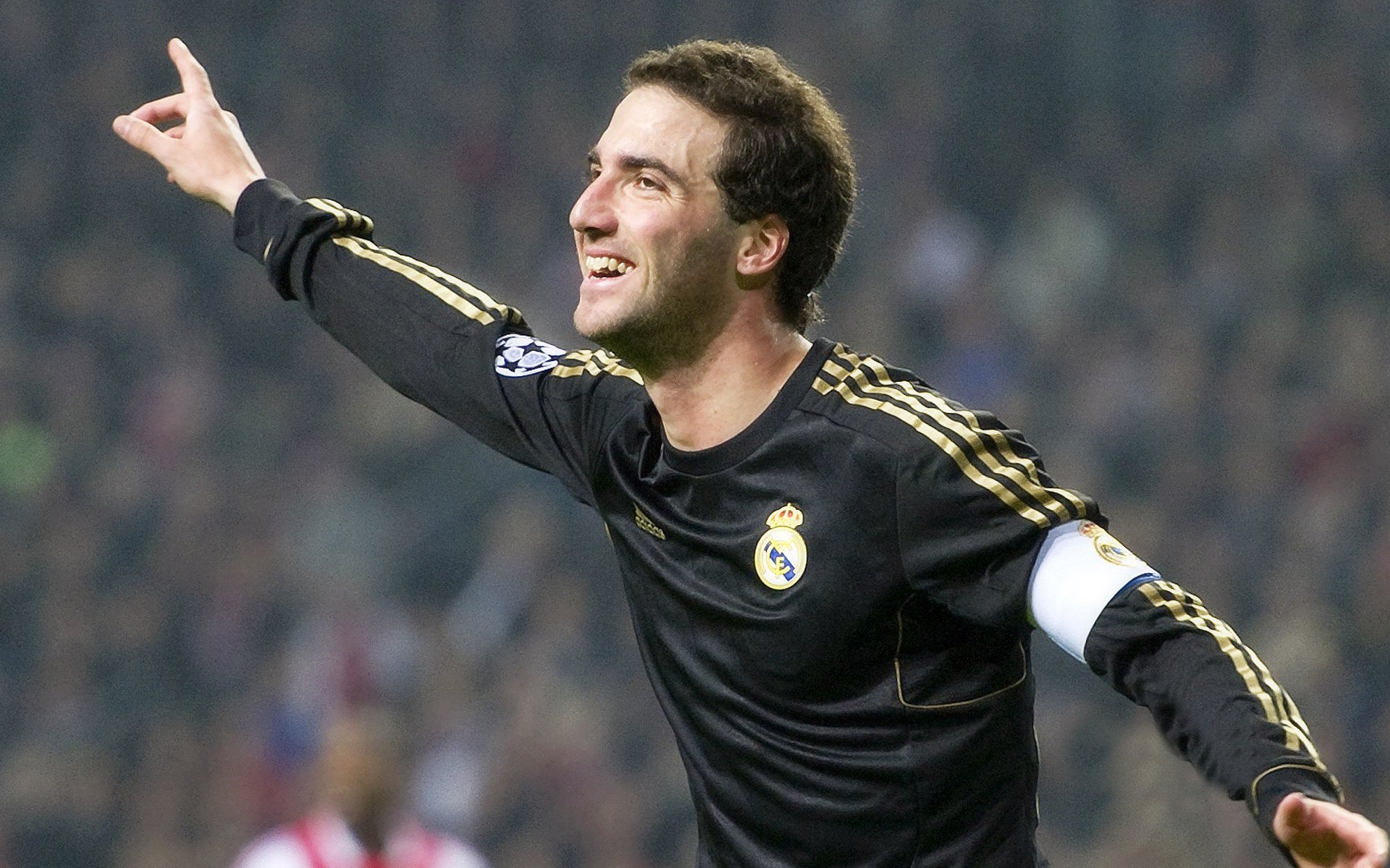 皇马在欧冠决赛中2-0战胜多特蒙德，夺得第15座欧冠奖杯，皇马欧冠决赛捧杯